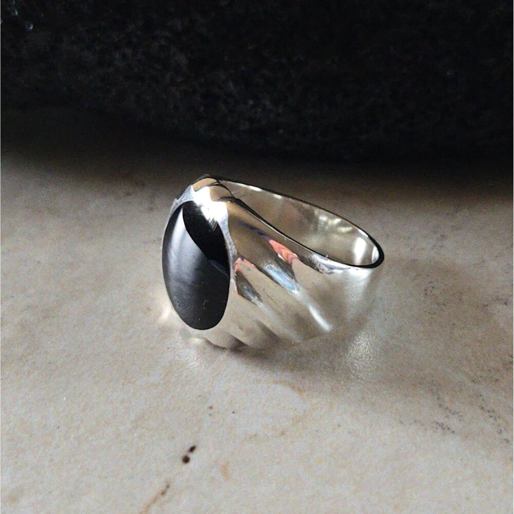 Men's Handcrafted Polished Natural Onyx Sterling Silver Ring - Picture 5 of 16